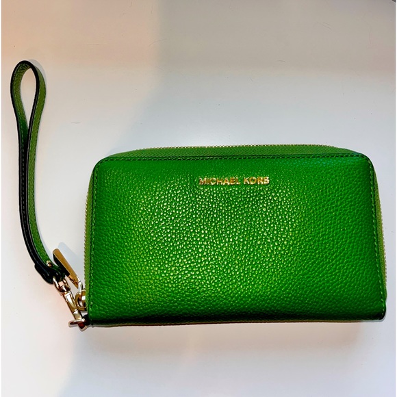 MICHAEL KORS Mercer Wallet Wristlet + Phone | True Green | Leather - Picture 1 of 7